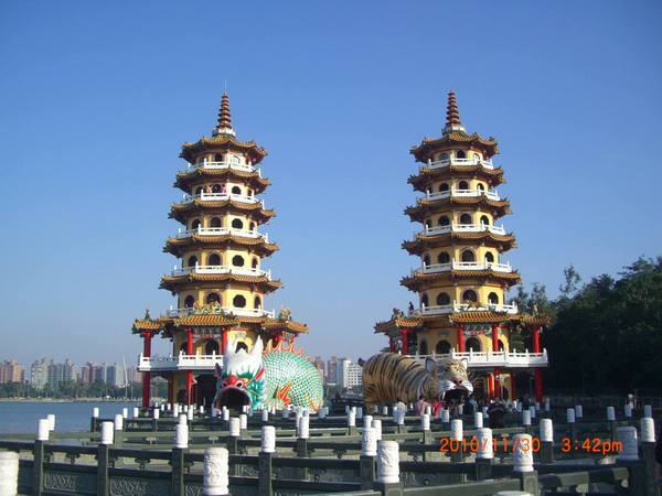 蓮池潭龍虎塔